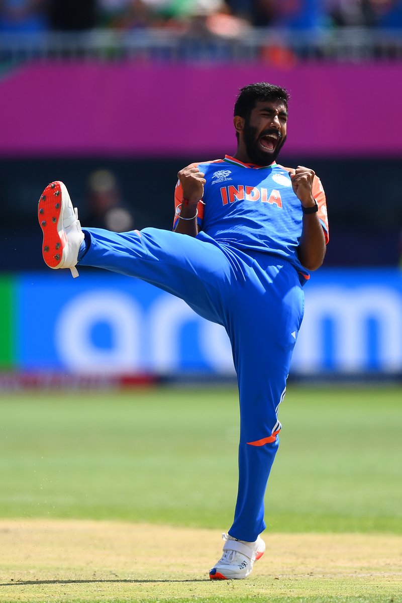 BCCI's tweet photo. Jasprit Bumrah appreciation post! 👏 👏

𝙏𝙖𝙠𝙚. 𝘼. 𝘽𝙤𝙬 🫡 🫡

Scorecard ▶️ https://t.co/M81mEjoub7

#T20WorldCup | #TeamIndia | #INDvPAK | @Jaspritbumrah93 https://t.co/QW4pyMcLlE