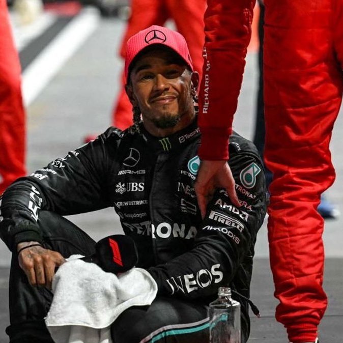 FER44Rl's tweet photo. Lewis Hamilton was left alone after the 2023 Singapore GP, where he finished on the podium. Ferrari’s team were the first to congratulated him.

Meanwhile, watch this same Mercedes team celebrate Russell’s P3 at the Canada GP as if they won the race.

I’ll never forget this day. https://t.co/LiGneKcozw
