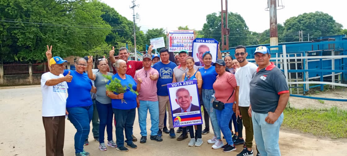 CojedesUNT1's tweet photo. El equipo del municipio #LimaBlanco también se mantiene activo casa a casa, sector a sector invitando a los ciudadanos a ejercer su derecho a elegir el candidato del cambio, de la esperanza por ver una #Vzla libre y de oportunidades para todos.
¡Unidad y voto!
#9Jun https://t.co/7nJYEspJaC