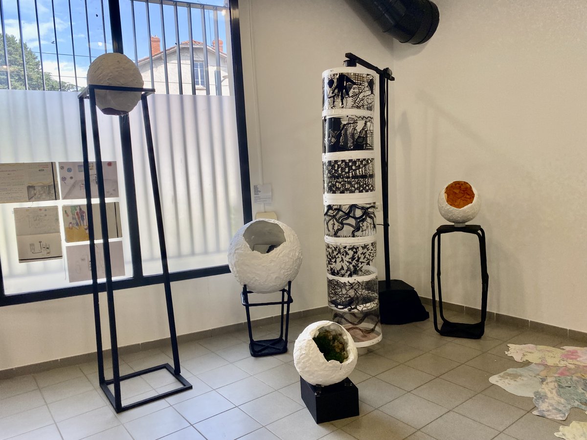 Quelques aperçus de l'exposition PROJETER qui se tient actuellement au collège Jean MERMOZ, conçue et scénographiée par les élèves de <a href="/ChaapMermozLyon/">CHAAP Collège Jean MERMOZ</a> en collaboration avec les plasticiens Alice Marie MARTIN, Morgane DEMOREUILLE, Vincent GENCO, Maximilien MUSETTI <a href="/academielyon/">Académie de Lyon</a>