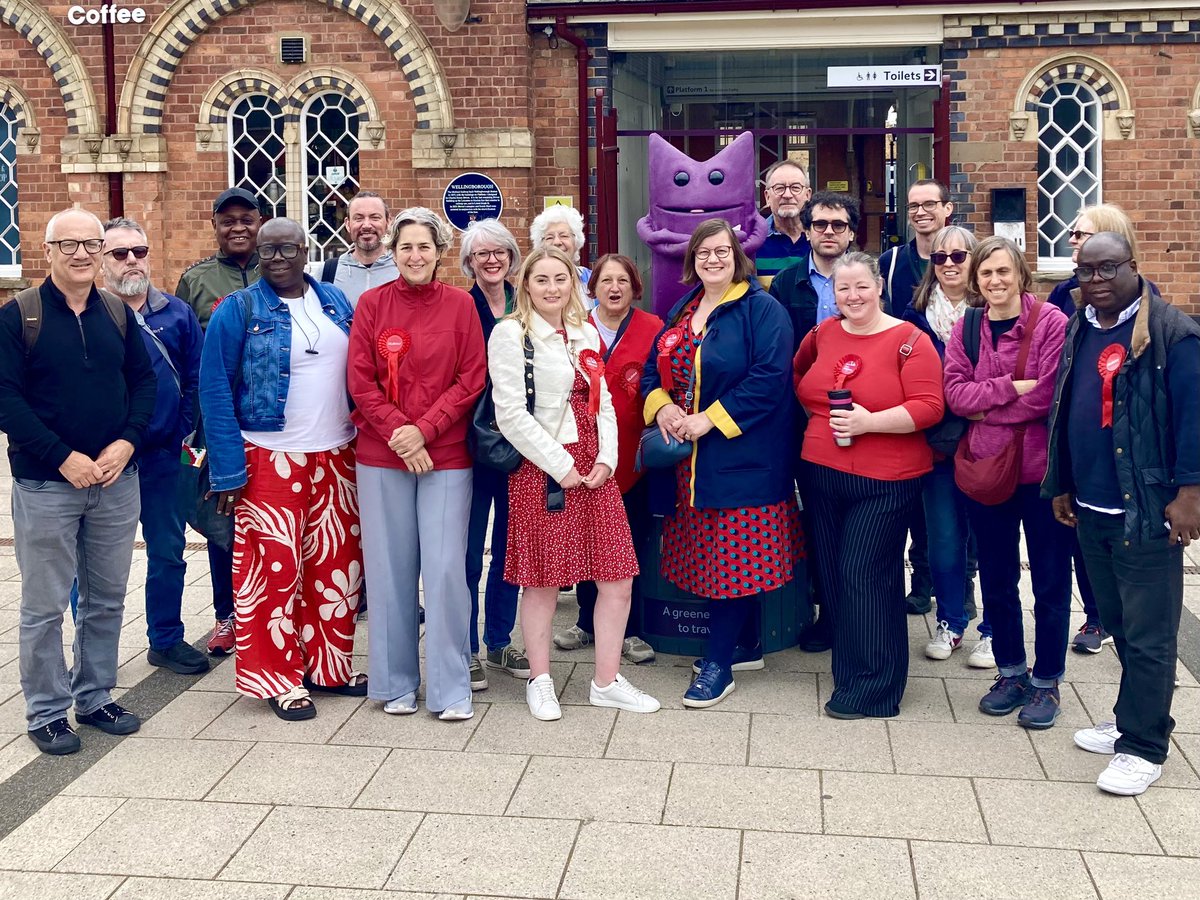 carowoodley's tweet photo. We had a great big #HackneyOnTour trip to #Wellingborough today to support #Labour parliamentary candidate Gen Kitchen, join her campaign for a care centre in the local hospital and admire the neighbourhood in bloom!
๐น๐น๐น https://t.co/HspTg2y8N4