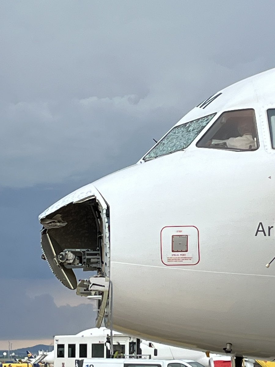 emmm1896's tweet photo. Einer meiner Top 3 entspanntesten Flüge lol - die Piloten und Flugbegleiter sind meine Helden 🙏🏻  #OS434 #Austrian #AUA https://t.co/3EuP0obubi