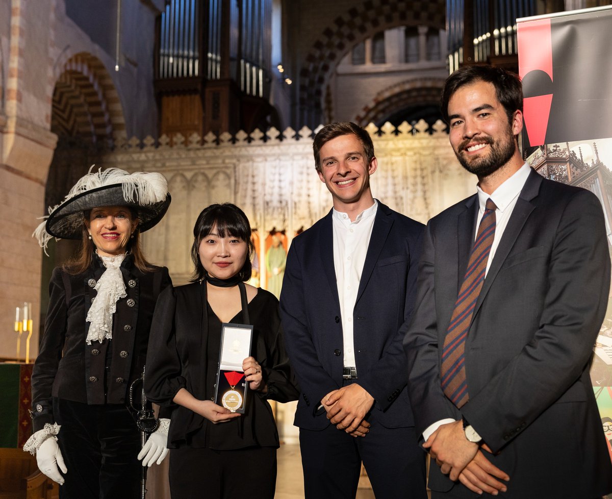 After yesterday’s wonderful concert at <a href="/StAlbansCath/">St Albans Cathedral</a>: <a href="/HertsSheriff/">Herts High Sheriff</a> Annie Brewster with prizewinners Sunkyung Noh, Niklas Jahn and Samuel Gaskin (📷Stephen Boffey)