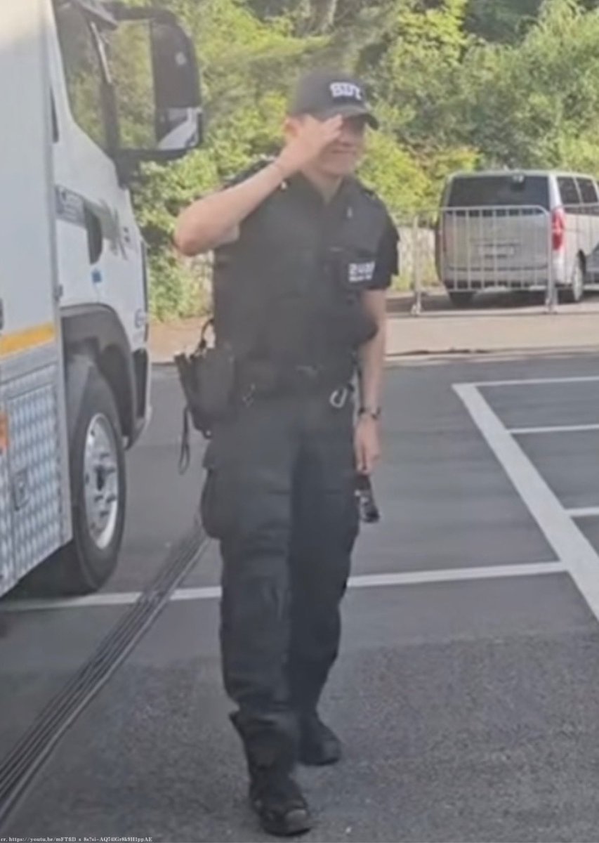 BTS 軍事警察特任隊としてパトロールする黒服姿のテテがたくましすぎると話題に

春川地区で行われたイベントにて黒服を着たテテがパトロールする様子が捉えられました。
テテは陸軍2軍団の軍事警察として服務を履行中で、除隊まであと1年となりました。
涙が止まらない😭

🔗 bts613-bighit.com/bts-v-military…
