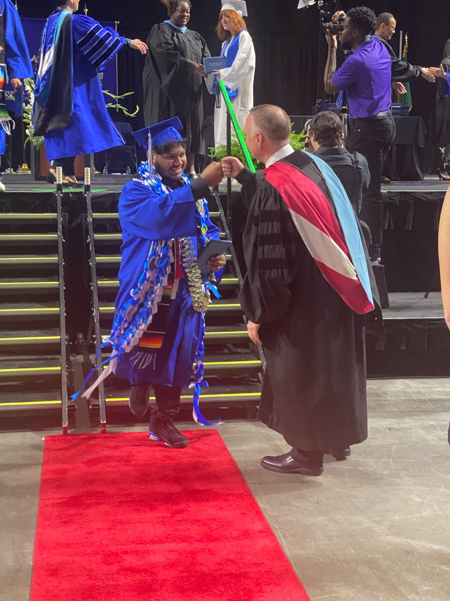 FWPS210's tweet photo. Congrats, FWHS graduates! We can't wait to see what you achieve next! π #EagleGrad #Classof2024 @federalwayhigh https://t.co/3nwJzV5ESW