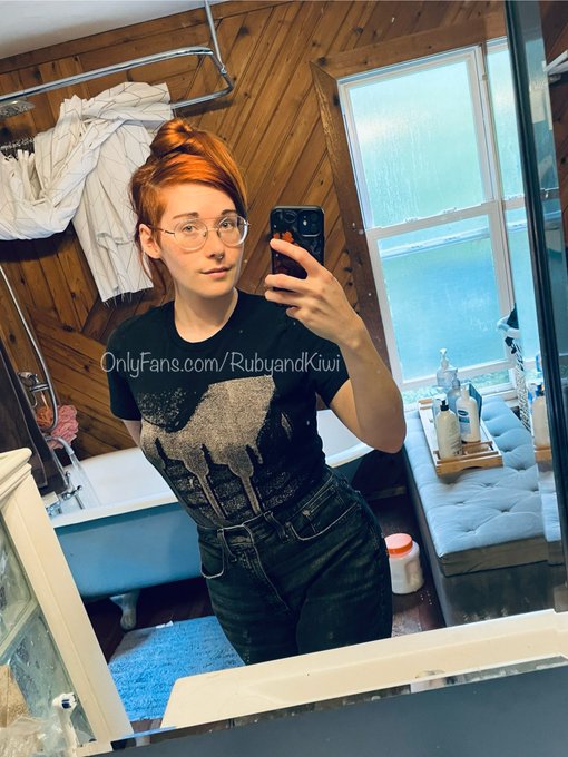 A good ol fashioned mirror selfie!   Hope your day is going great.❤️ https://t.co/HJMdu4BIpC