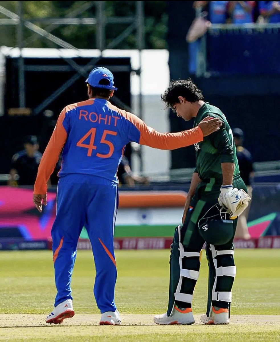 AlyNaseerAhmed's tweet photo. This image will haunt me for a long, long time. 

An adversary who understands the effort but the self-interest of mediocre ppl who will never gauge or comprehend the feeling of loss to a true sportsman. 

@iNaseemShah thank you. Millions like me are proud of you. 
#PakvsImd https://t.co/AD0QMXpWdE