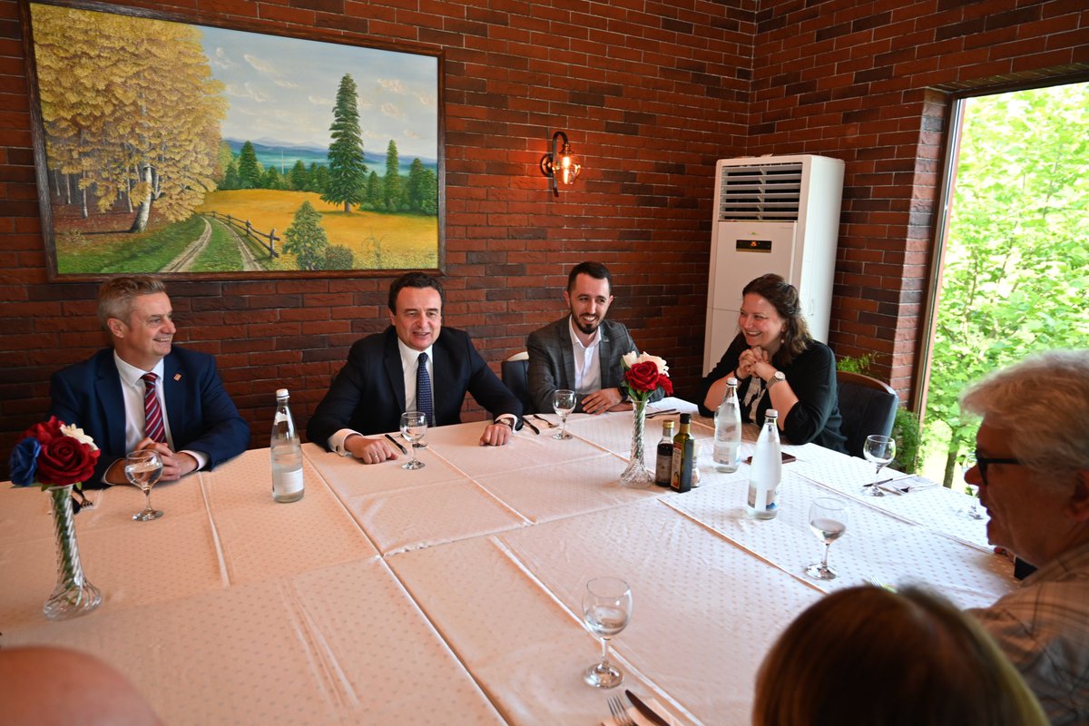 Shared Education initiative in 🇽🇰 working with <a href="/QUBelfast/">Queen's University Belfast 🎓</a> &amp; <a href="/Ed_Authority/">Education Authority</a> gathered over 30 Albanian &amp; Serb teachers/school leaders to explore modalities of collaborative work across the divided education systems in Kamenica.Mayor Rahimaj &amp; PM <a href="/albinkurti/">Albin Kurti</a> supporting <a href="/SCI_Belfast/">Social Change Initiative</a>