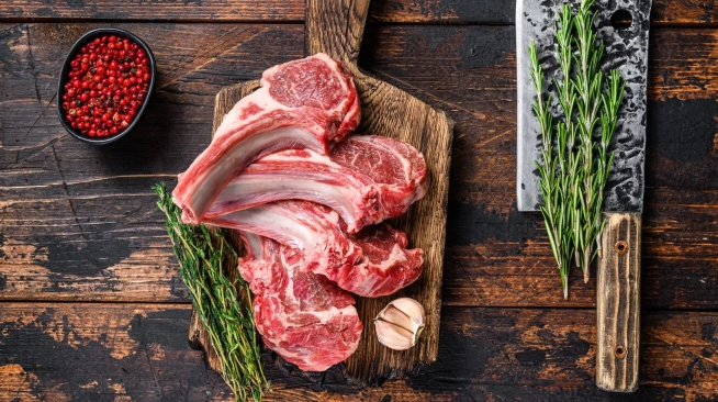 Cómo cocinar la #CarneDeCordero: los consejos de la chef Begoña Rodrigo.

La chef 👩‍🍳 del #restaurante La Salita (Valencia) apuesta por especias orientales, hierbas frescas y partes menos nobles para disfrutar de esta carne.

Apunta ⬇️
huleymantel.com/recetas/trucos… vía: <a href="/huleymantel/">Hule y Mantel</a>