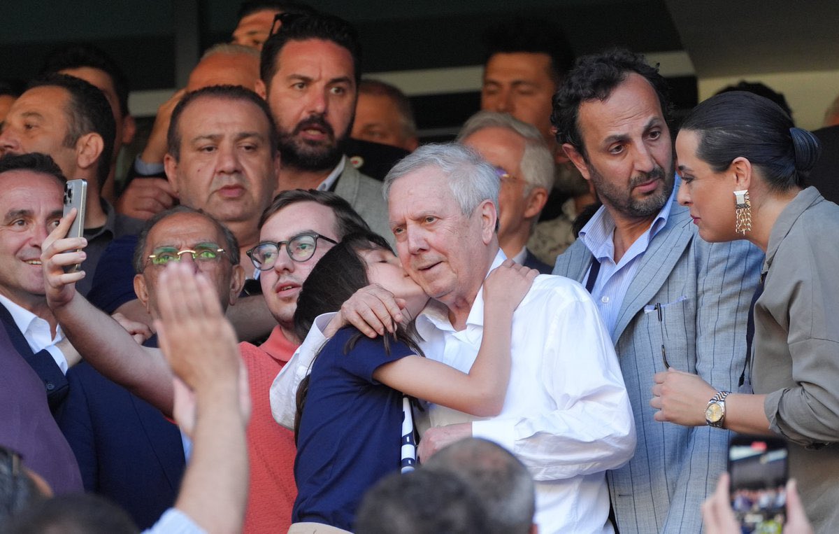 Dün gibi aklımda bu ilk fotoğraf bize emanet etmişti kızını, bugün o emanet için savaştı kızıyla beraber... Fenerbahçe sevgisi tartışılamayacak kadar büyük bir efsane. 💙