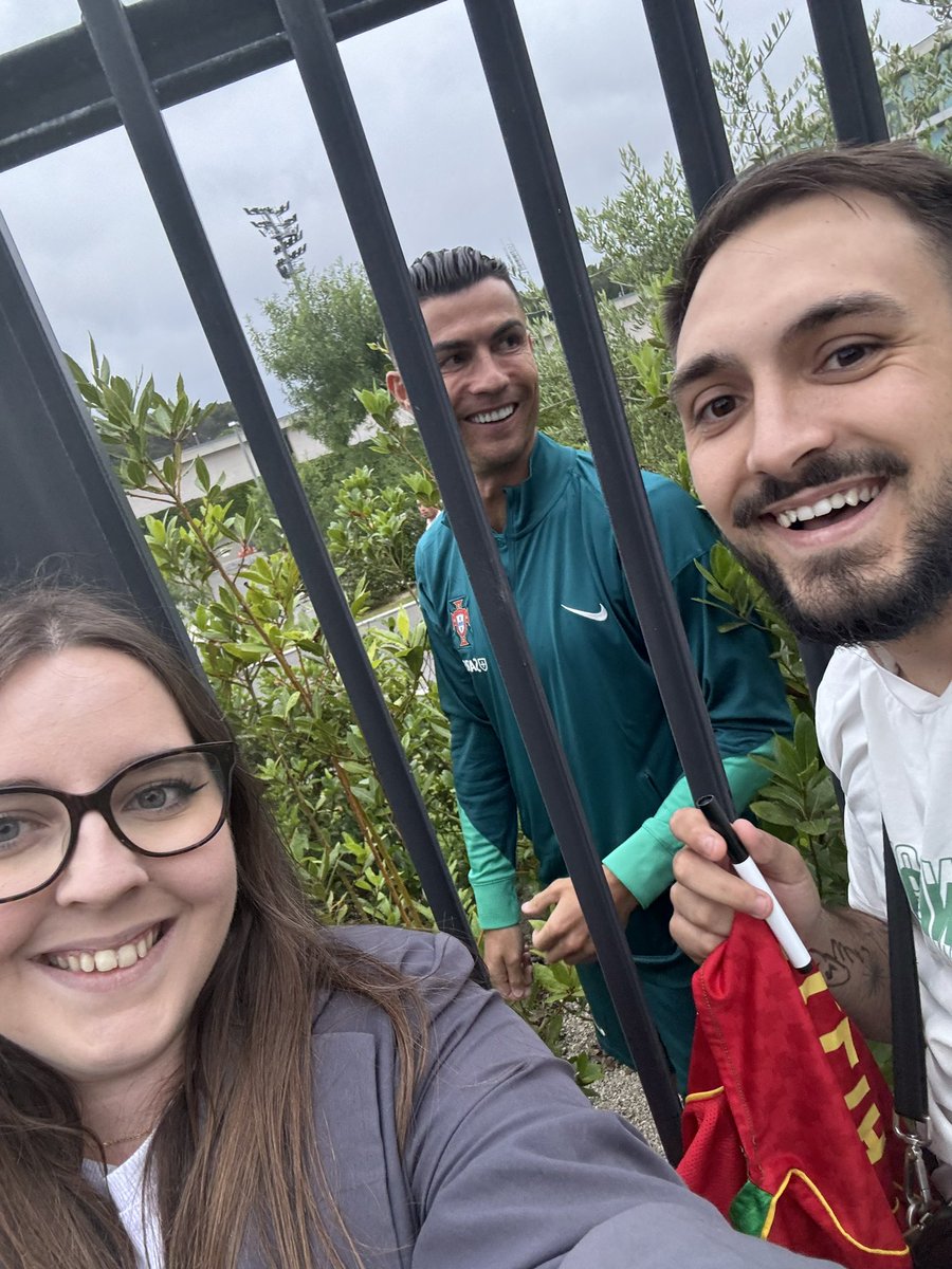 nlydcr's tweet photo. C’est le plus beau jour de ma vie… J’ai vu Cristiano Ronaldo… 😭❤️🇵🇹
#cristianoronaldo #euro2024 #portugal
#ronaldo https://t.co/zhswN0TF12