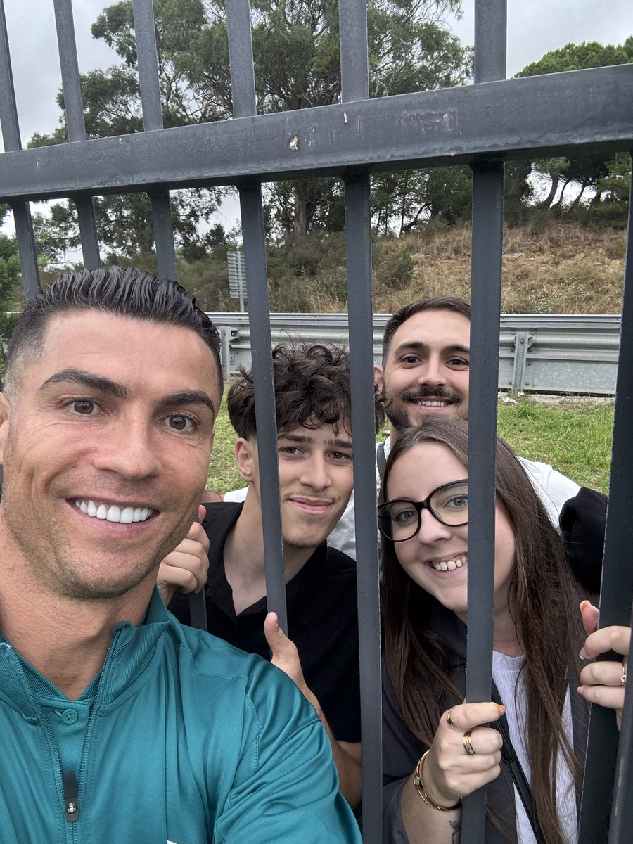 nlydcr's tweet photo. C’est le plus beau jour de ma vie… J’ai vu Cristiano Ronaldo… 😭❤️🇵🇹
#cristianoronaldo #euro2024 #portugal
#ronaldo https://t.co/zhswN0TF12