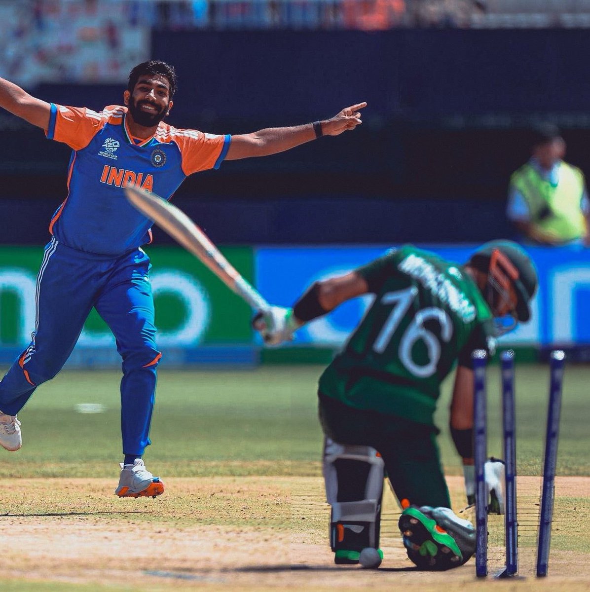 _itz_mksoni25's tweet photo. Haanji kya kehtay hain?
120 bhi nhi bana Pakistan ka? 
Flight ki ticket book krva ley ab 💙💗#Indiavspakistan https://t.co/jOKLJMZito