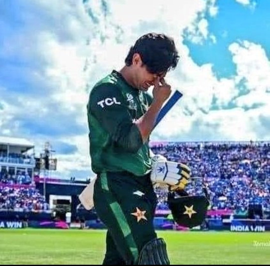 ItsAfeefah's tweet photo. Either send back all other shitty players or call him back 
It hurts it really hurts 😭 

#PakVSIND https://t.co/qpx31VITlW