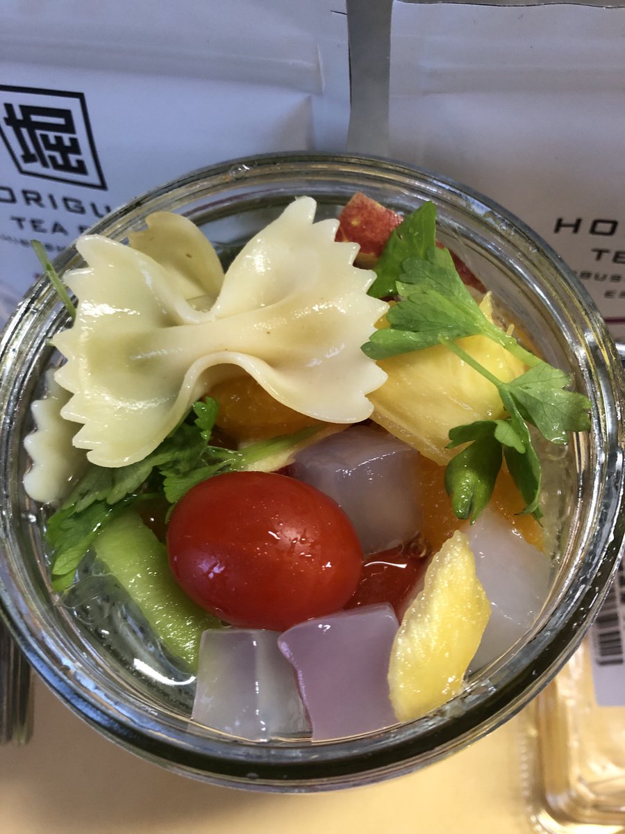 ginghamcolor's tweet photo. 上から観た図🦜

常備してるKUOS無糖炭酸水を入れて完成です😋

今日も1日頑張ります💪

#お弁当
#フルーツ
#OSMIC 
#トマト
#ファルファッレ
#KUOS https://t.co/W1ZNC8sccR