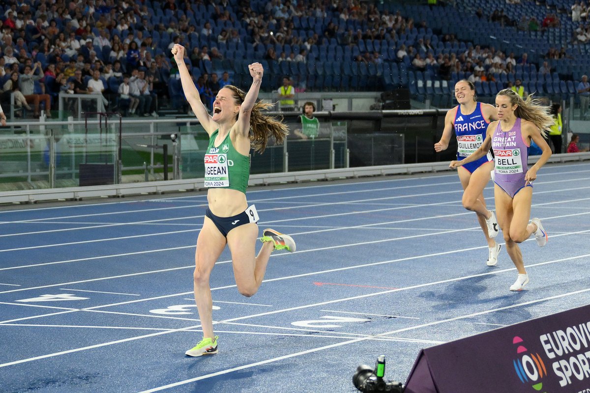 AthleticsWeekly's tweet photo. 🏆 European Champion 🏆

What a reaction from Ciara Mageean as she becomes the European 1500m champion 🔥

She has a stunning last 100m and clocks 4:04.66 💥

The Irish fans by the finish line go bonkers 🇮🇪 https://t.co/DrWNHgsMXp