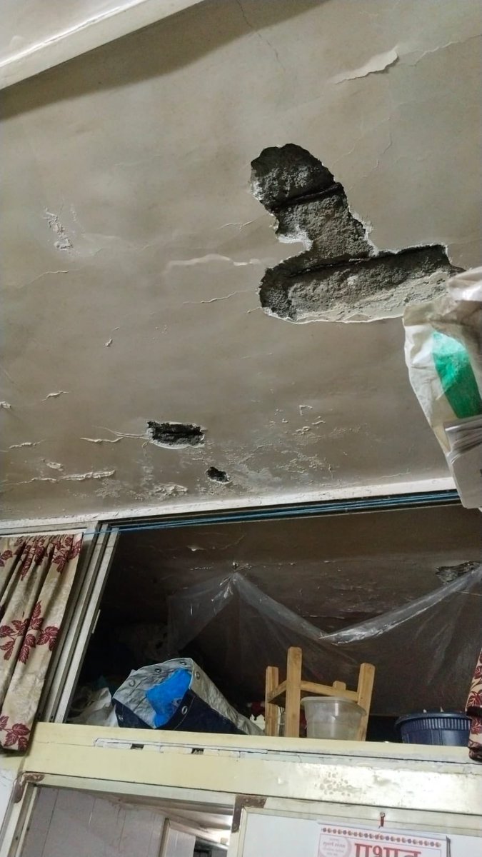 DiwakarSharmaa's tweet image. #JustIN: Rainwater drips from the damaged roof of a #MHADA bldg. The boy was sleeping when portion of a concrete ceiling peeled off and fell on his leg. He started crying inconsolably in the middle of night when #Babus and their political masters are in deep sleep. @SJaiswal_IAS