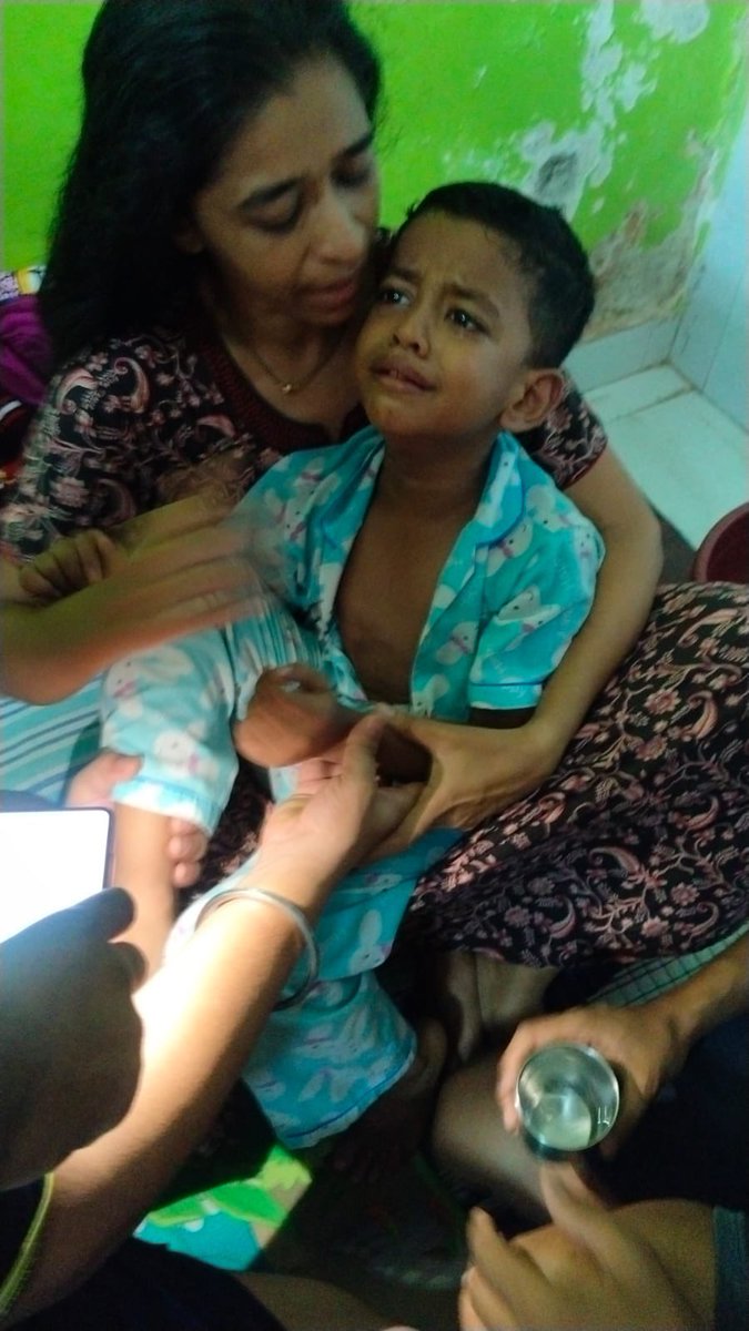 DiwakarSharmaa's tweet image. #JustIN: Rainwater drips from the damaged roof of a #MHADA bldg. The boy was sleeping when portion of a concrete ceiling peeled off and fell on his leg. He started crying inconsolably in the middle of night when #Babus and their political masters are in deep sleep. @SJaiswal_IAS