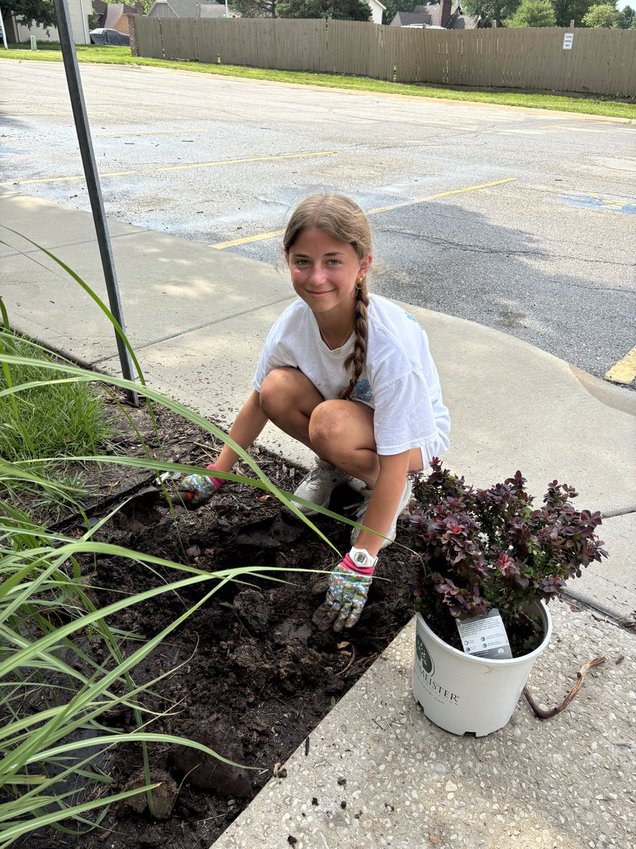 tcolathe's tweet photo. Our second summer volunteer event was held yesterday morning, where we helped to landscape and do some gardening work around the Health Partnership Clinic! 👨‍🌾 https://t.co/ApkKUghLve