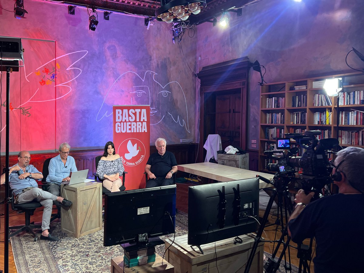 Siamo in diretta con Michele Santoro, <a href="/VauroSenesi/">Vauro</a> , #benedettasabene e @giannidragoni ➡️ sintonizzatevi su Facebook, YouTube o sull’APP di Servizio Pubblico