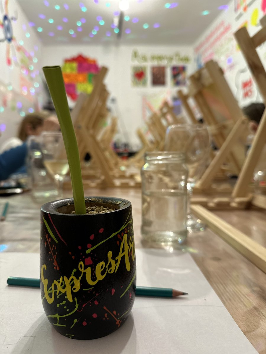 CataFavaro's tweet photo. Mi mamá y su amiga abieron su emprendimiento de Pintura y Vino🎨🖌️ hace meses preparan el local con mucho amor🥹 y necesito que mas gente lo conozca❤️ denle rt por favor asi mas personas las conocen https://t.co/Z04jaWii7S