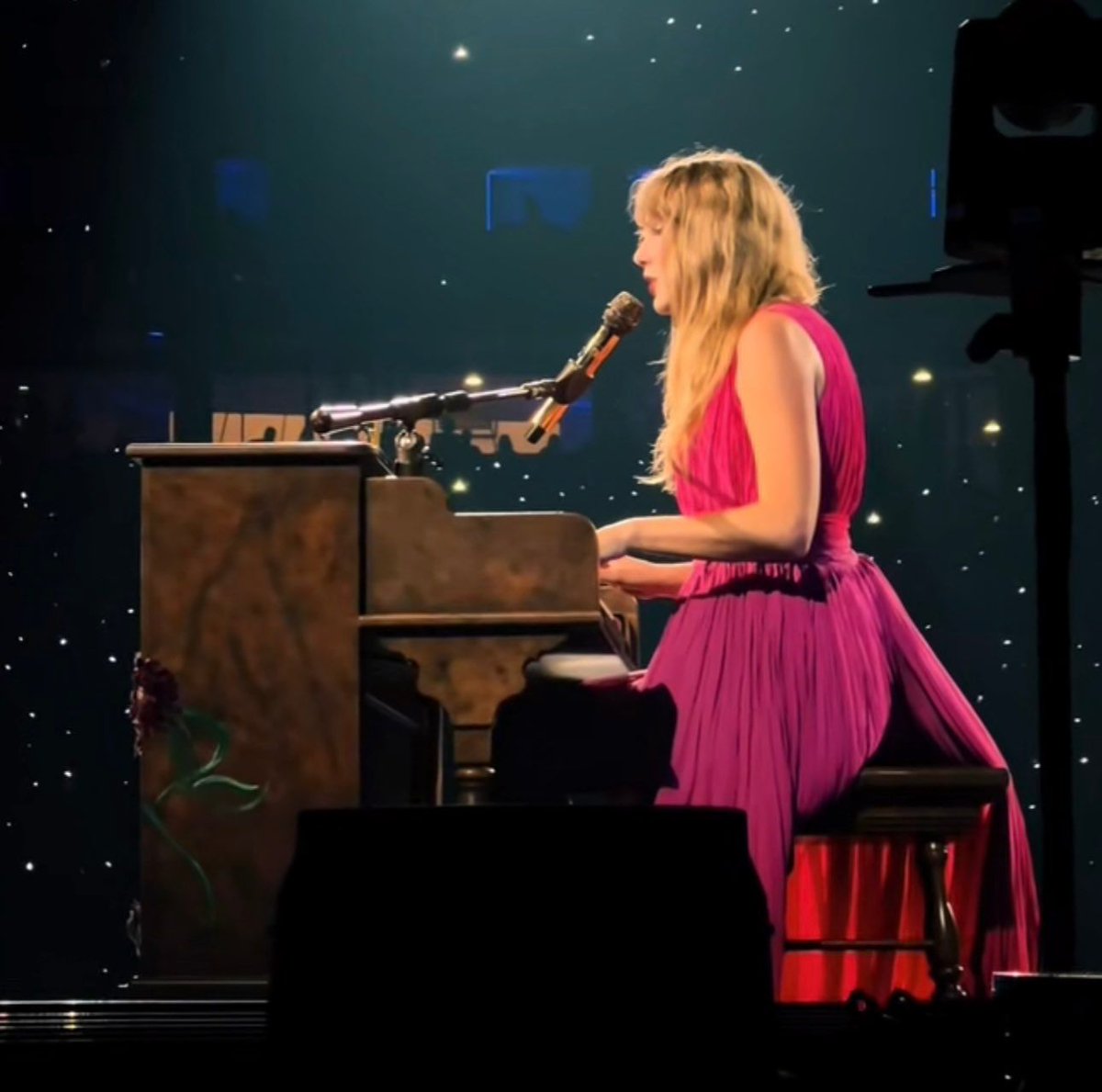 TheSwiftSociety's tweet photo. 🚨| TAYLOR SWIFT IS PERFORMING A MASHUP OF "Haunted" and "exile" #EdinburghTStheErasTour https://t.co/Dqeas9K8dg