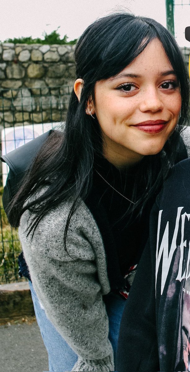 spidervada's tweet photo. ONG THE BLACK HAIR THE FRECKLES THE OUTFIT SHES SO PRETTY IM IN LOVE WITH HER https://t.co/K4HGiWixql