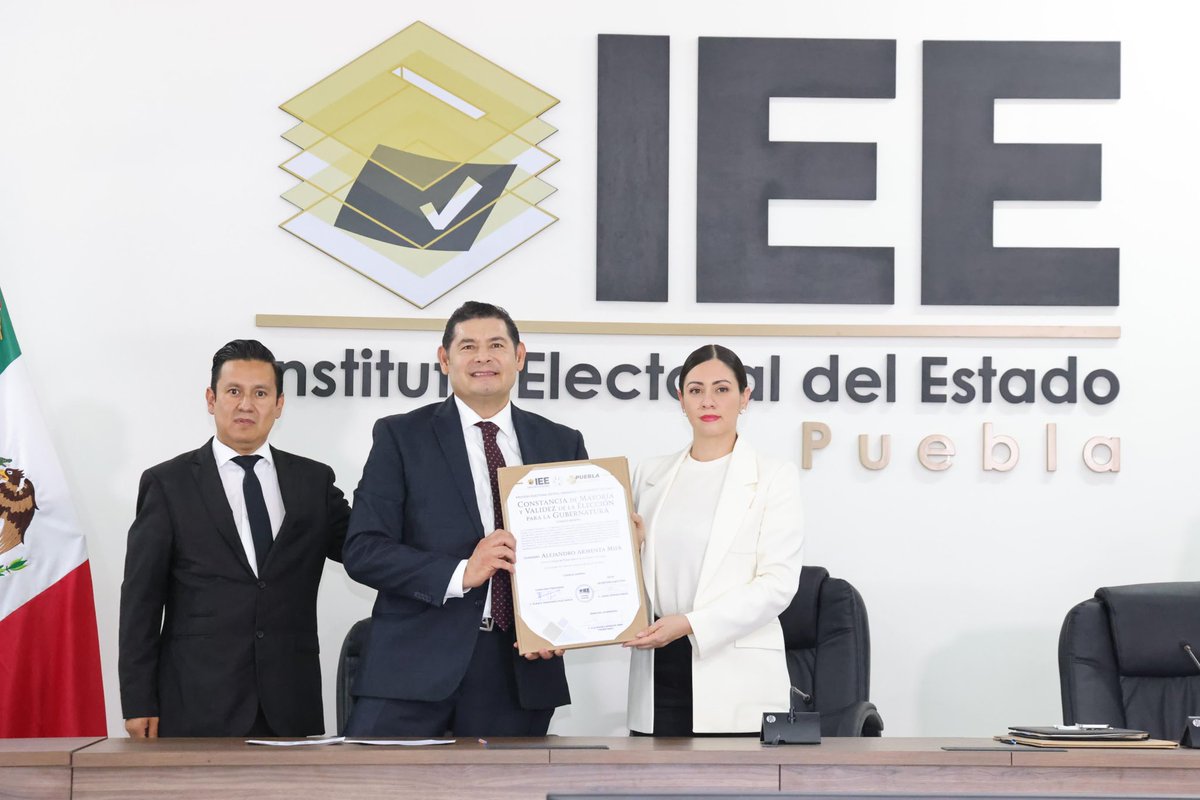 armentapuebla_'s tweet photo. 🤝Me comprometo a seguir con los principios de nuestro movimiento🫡 y a preservar el legado de nuestro Presidente @lopezobrador_.🇲🇽

🤜🏼🤛🏼Juntas y juntos, de la mano de nuestra primera Presidenta, la Dra. @Claudiashein, vamos a trabajar por la Puebla que merecemos donde la prosperidad y el bienestar lleguen a todas las familias.

🙌🏼¡Gracias, Puebla! Amor con amor se paga.🫂❤️