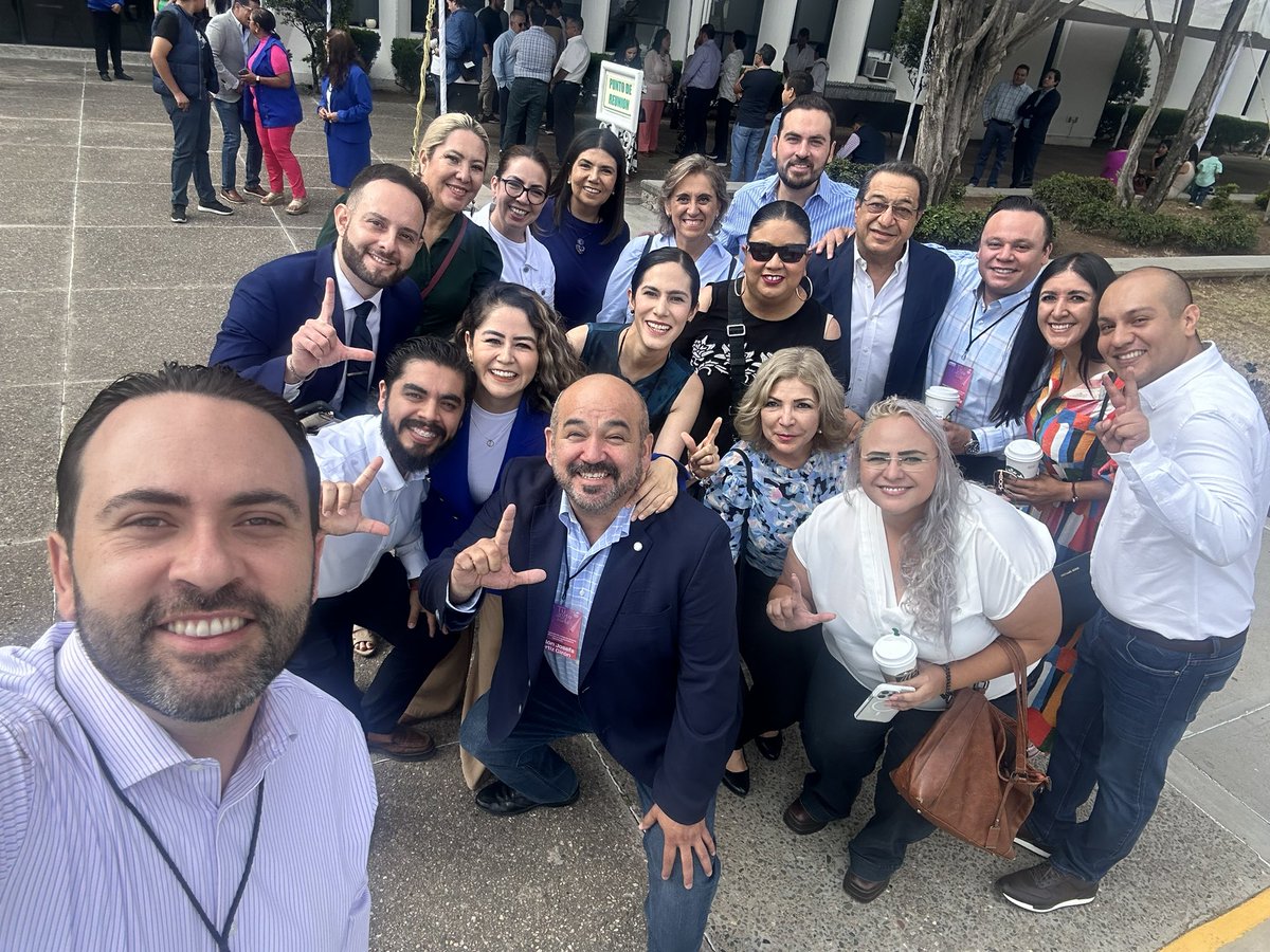 Pilarortega's tweet photo. ¡Mujeres haciendo historia ! 🙌🏽
Hoy estuvimos en el @IEEG acompañando a @LibiaDennise, la primera mujer en Guanajuato que recibe la constancia de mayoría como Gobernadora. 

#LibiaGobernadora
#ClaroQuePodemos
#LeonAzul 💙 https://t.co/0DEyvRFXVM