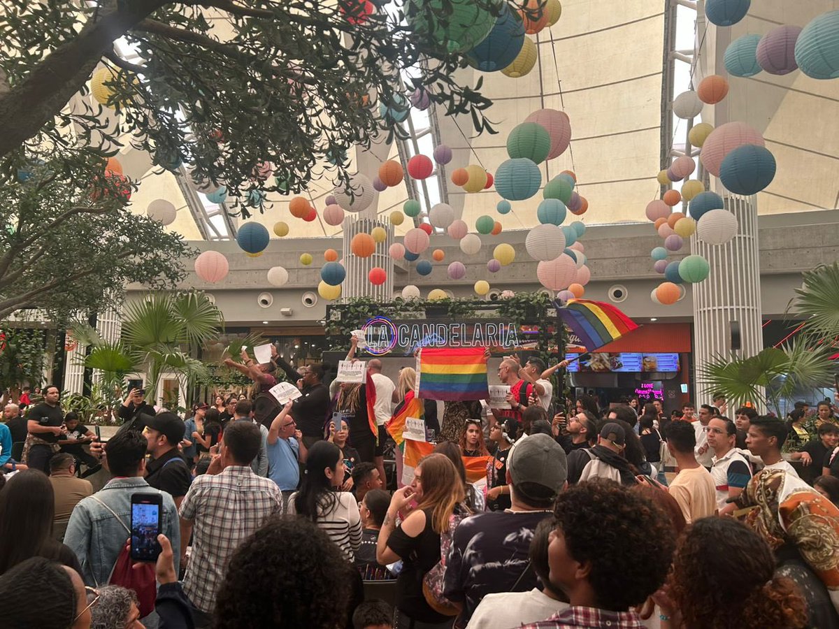 ovlgbtiq's tweet photo. No podemos permitir que se siga disfrazando la homofobia de “libertad de expresión”. Por eso estamos aquí hoy 🏳️‍🌈🏳️‍⚧️ #nomasdiscriminación https://t.co/DygB4ySdRH