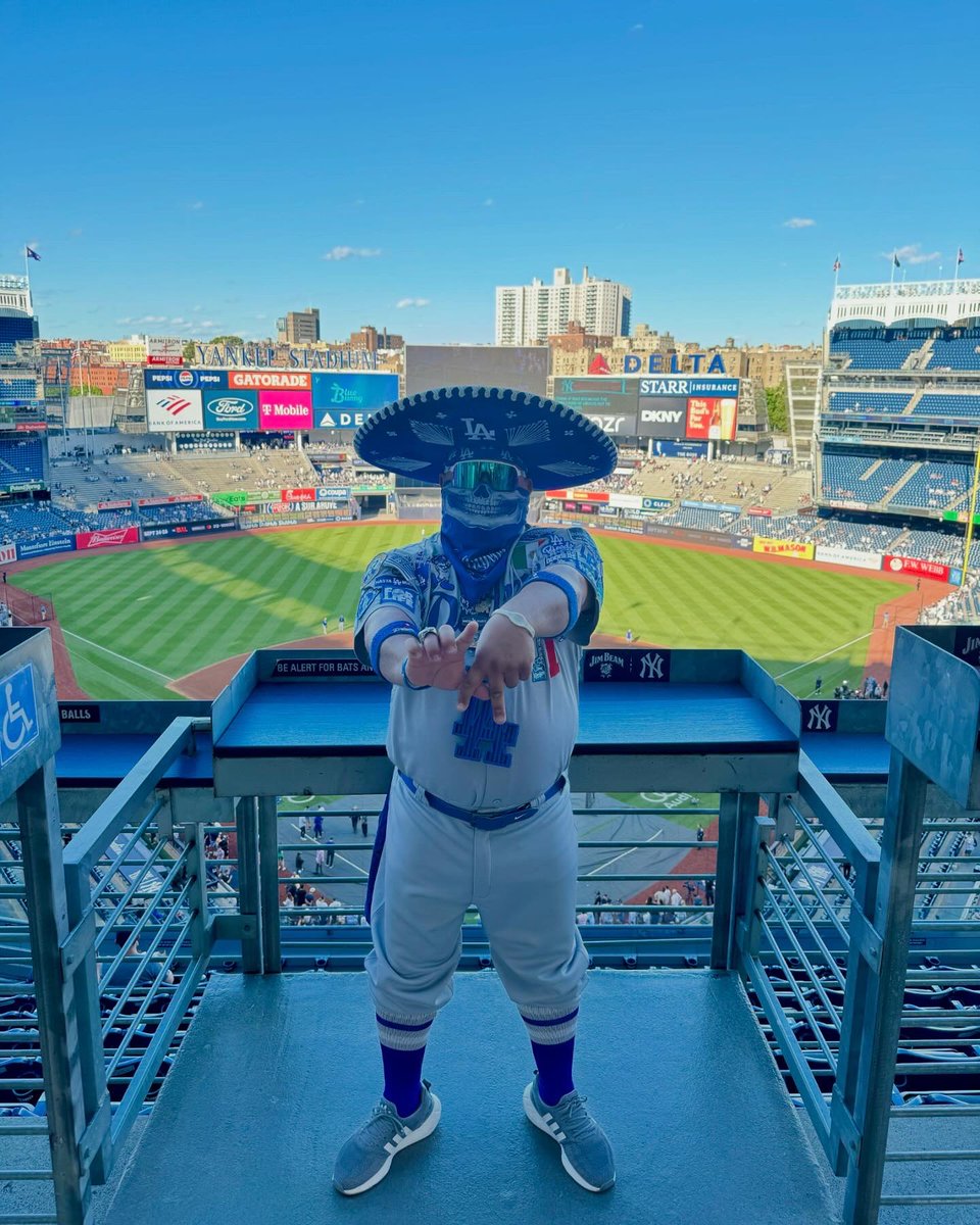 mariachiloco1_'s tweet photo. Ajuaa! What A Great Game The Dodgers Gave That Spanking To The Yankees Here At Yankee Stadium On Saturday We Won 11-3 🔥🍻💀⚾️💙🙌🏽☝🏽💪🏽 #NewYork #YankeesStadium #DodgersVsYankees #LADvsNYY #LA #NY #HastaLAmuerte #Dodgers #ITFDB #LetsGoDodgers  #Mariachiloco #StadiumChaser https://t.co/mWKN4nuqnq