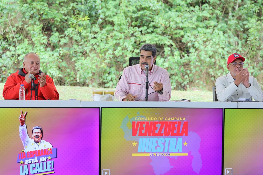 luchaalmada's tweet photo. #Ahora Pdte. @NicolasMaduro: Es necesario incrementar el trabajo y la ofensiva para construir el nuevo sistema de calles, redes, medios, paredes y radio bemba.

Para demostrar que más puede el pueblo que la manipulación y mentira en las redes sociales.

#09Jun
#VenezuelaX10 https://t.co/zV5VyyBgEQ