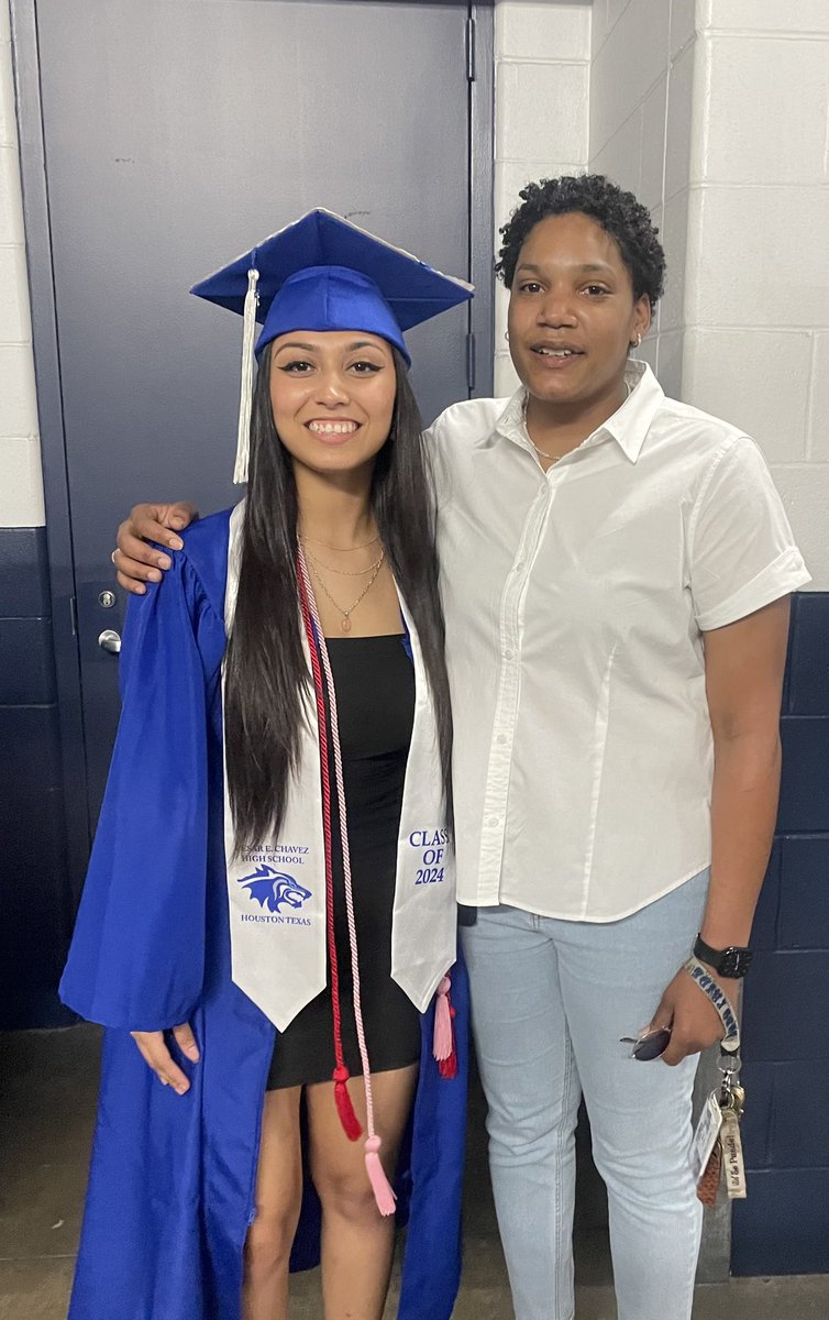 LadyLoboHoopz's tweet photo. Congratulations to the LadyLoboHoopz graduating class of 2024! All 3 of these ladies are on to new journeys ranging from business ownership, nursing to instrumentalist! The sky is the limit ladies! Congratulations on this life accomplishment, there will be more come 🥳🎓👏🏾🏀! https://t.co/JYzdVydhtn