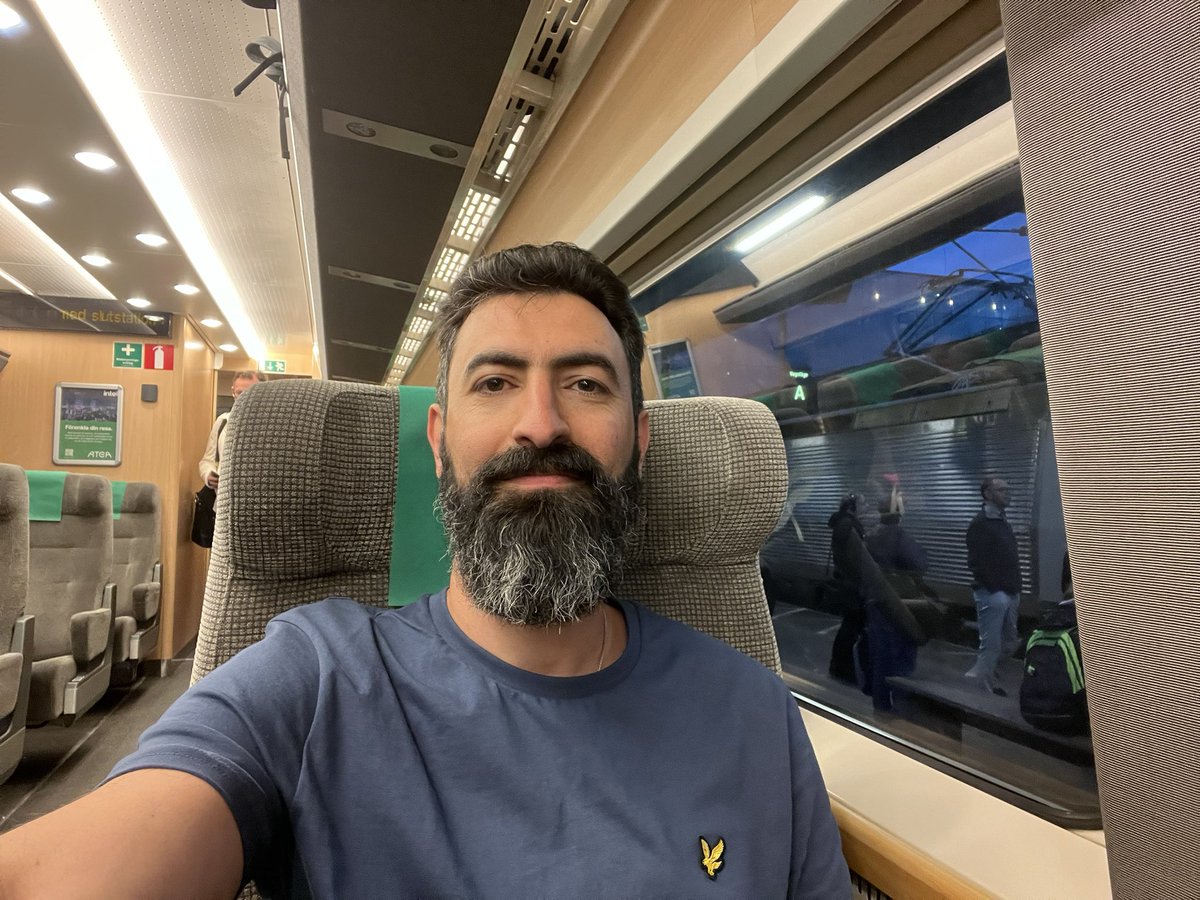 RashidFarivar's tweet photo. Valrörelsen är slut och det är dags att återvända till arbetsplatsen för att arbeta i rikets tjänst. Jag har nämligen 3 back2back debatter imorgon som kräver en del förberedelser. Uppdraget går före allt annat!

Ett hjärtligt stort tack för denna gång, och vi ses snart igen🙏🏻🇸🇪😊 https://t.co/w8LnS69tVY