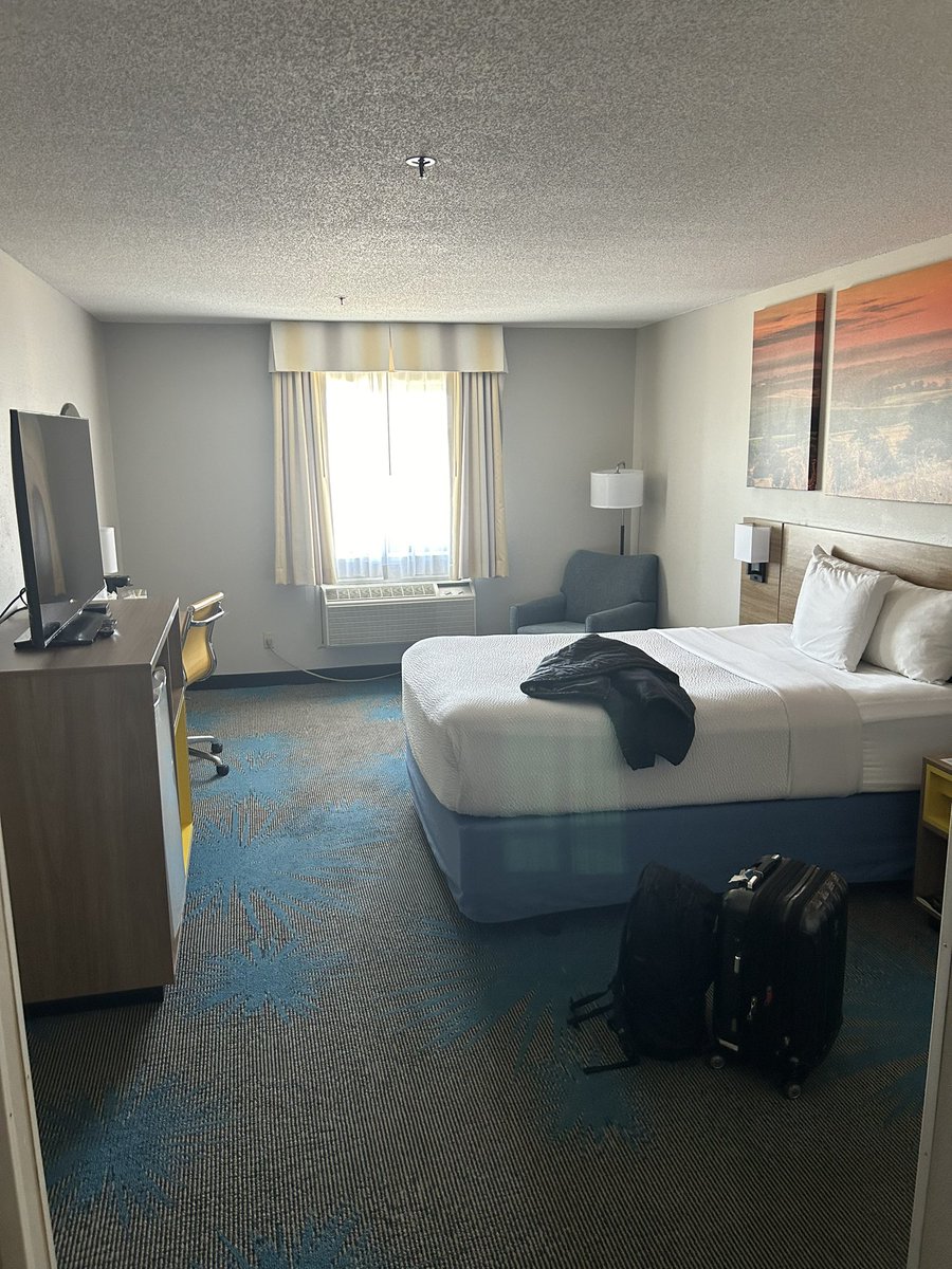 pawg_enthusiest's tweet photo. Currently in a motel room for the night that smells like dead hooker #middleamerica https://t.co/8cAkHRWlig