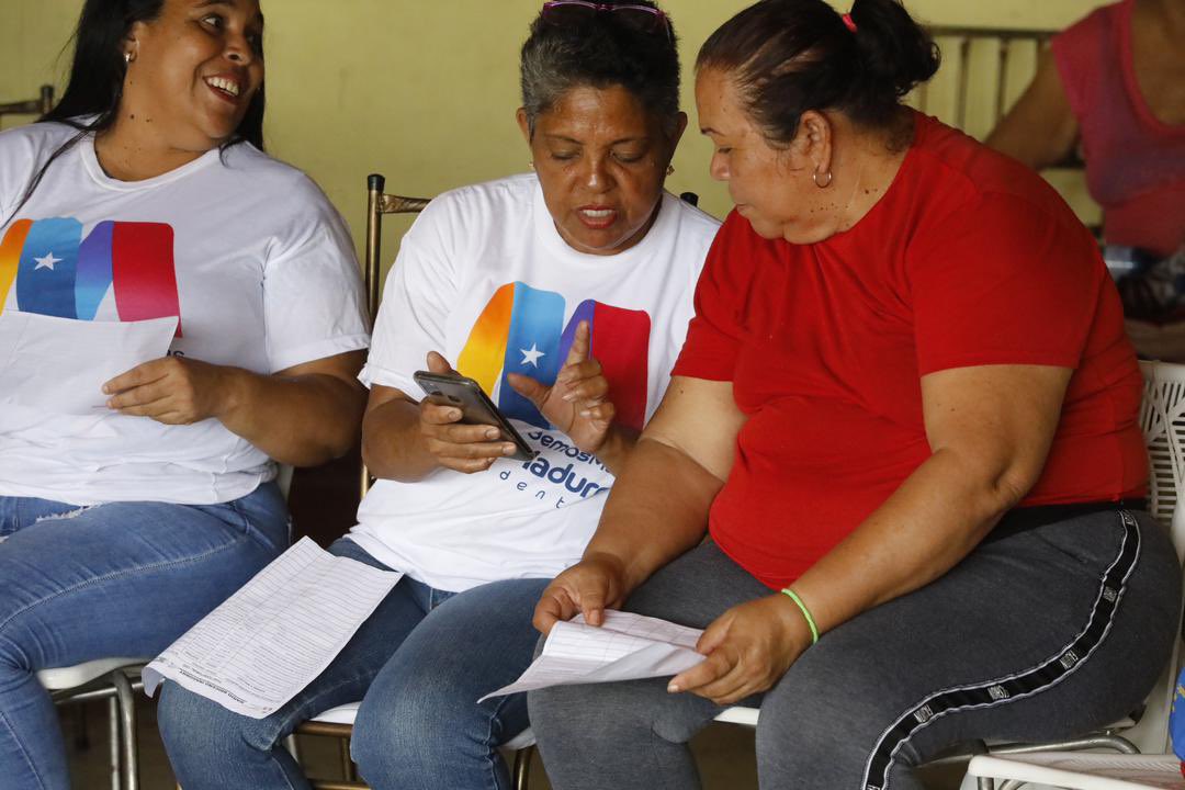 Estamos realizando un chequeo de la Maquinaria 1x10, nos vinimos a la Unidad Educativa María Mayol, municipio Mario Briceño Iragorry #Aragua a encontrarnos con nuestras Jefas y Jefes de UBCH

Este 28 de Julio vamos juntos y juntas a nuestro Presidente @nicolasmaduro