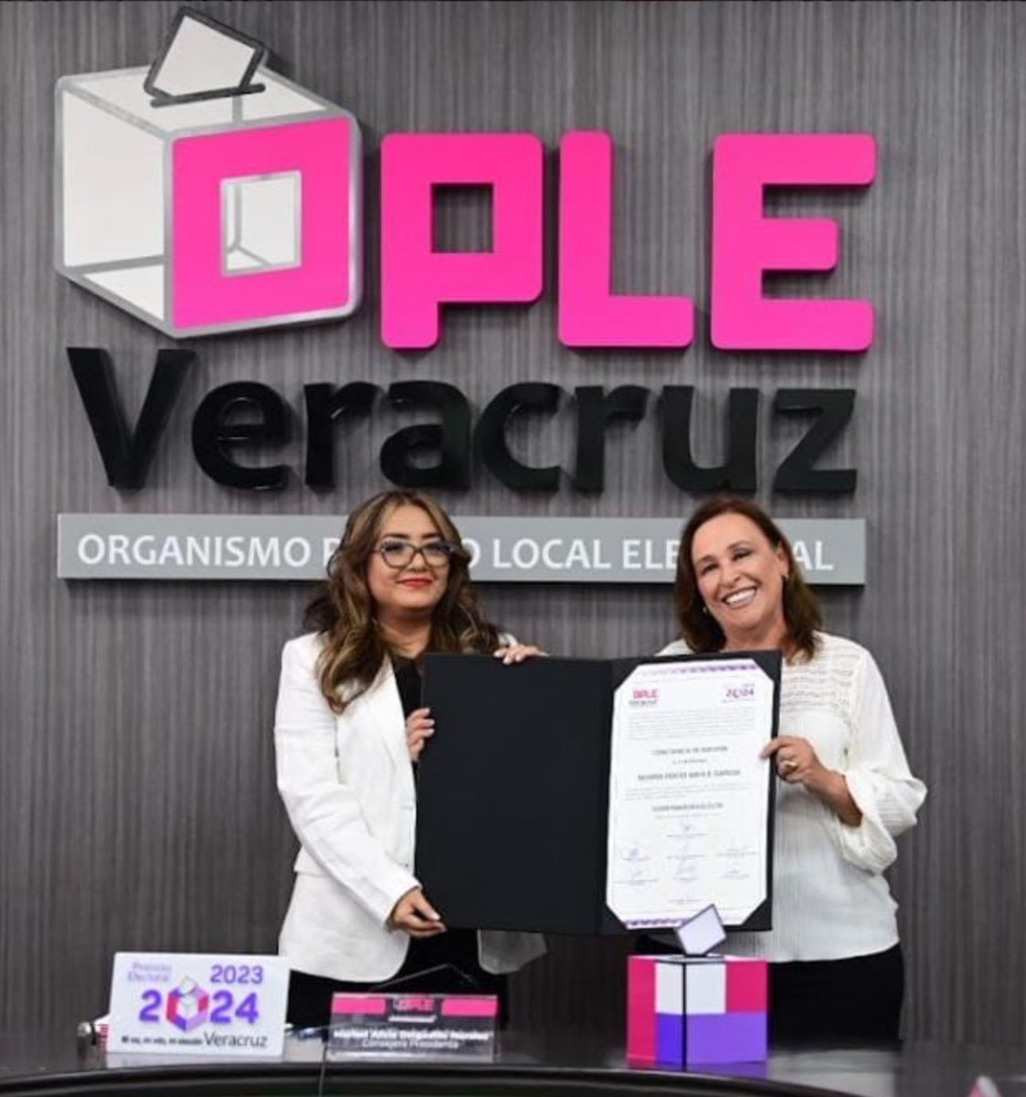 Solo en nuestro país y mi estado de Veracruz sucede que una persona con 82 denuncias penales, claras muestras de corrupción, una riqueza inexplicable, responsable de la construcción de una de las obras insignia de este gobierno quien aseguró costaría $8 mil millones de dólares y