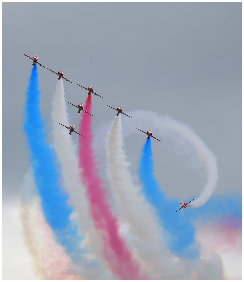 blakeeuanmarlow's tweet photo. Fantastic display from the @rafredarrows at @cosfordairshow today @RAF_Cosford always wanted to photograph them 📷
@bbemtd @ShropshireStar @CanonUKandIE https://t.co/QF4qo4QiDG