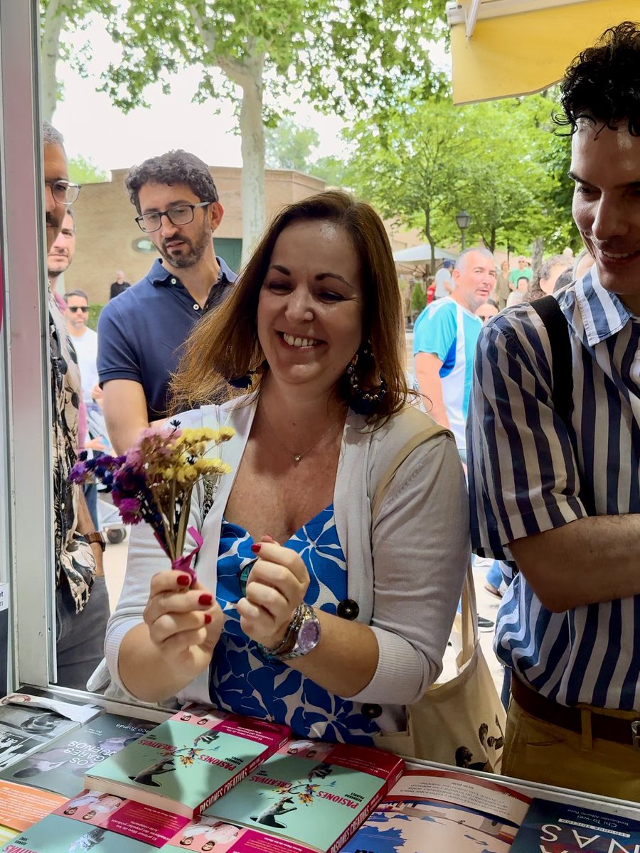 artecompacto's tweet photo. ¡Menuda experiencia preciosa este domingo de feria del libro! Gracias a @libreberkana por invitarnos hoy a su casa, a @AguilarLibros por hacerlo posible y sobre todo a lxs que os hacéis acercado a charlar un ratito en la firma de ‘Pasiones creativas’. SOIS AMOR 💕🐈‍⬛😱 #FLMadrid24 https://t.co/bqdSlLEky2