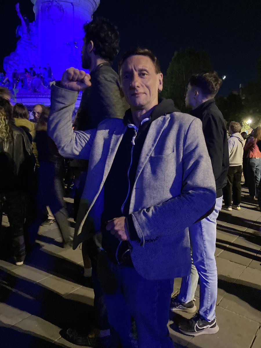 Mathilde Golla (@mathgolla) on Twitter photo « Je suis là pour appeler à une union des gauches, il faut vraiment qu’il se passe quelque chose «  confie Cédric venu spontanément à la manifestation de #République #dissolution « Je suis là pour appeler à une union des gauches, il faut vraiment qu’il se passe quelque chose «  confie Cédric venu spontanément à la manifestation de #République #dissolution