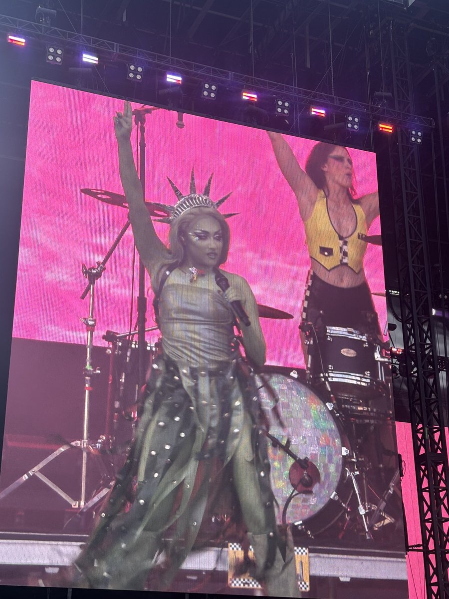 sidehoobs's tweet image. lady liberty if she served cunt THATS RIGHT