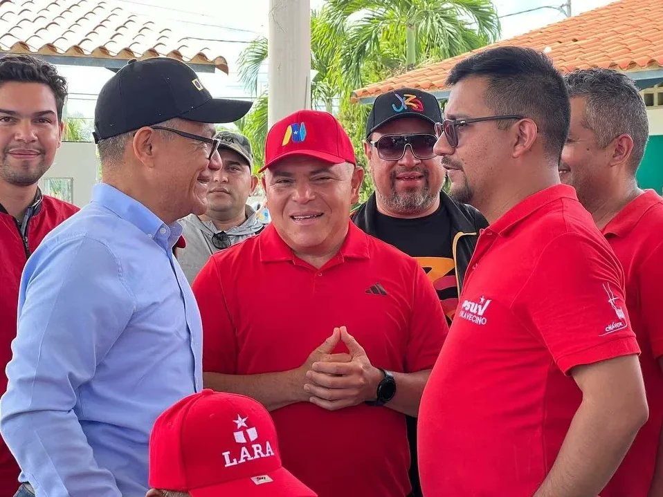 psuvlara2023's tweet photo. #MunicipioPalavecino

#9Jun|| La militancia del municipio Palavecino se encuentra activa y dispuesta para la batalla del 28 de Julio; así lo dio a conocer nuestro coordinador estadal @AdolfoP_Oficial, junto al padrino político del estado, ministro Ernesto Villegas. https://t.co/DmYRGcq2Sq