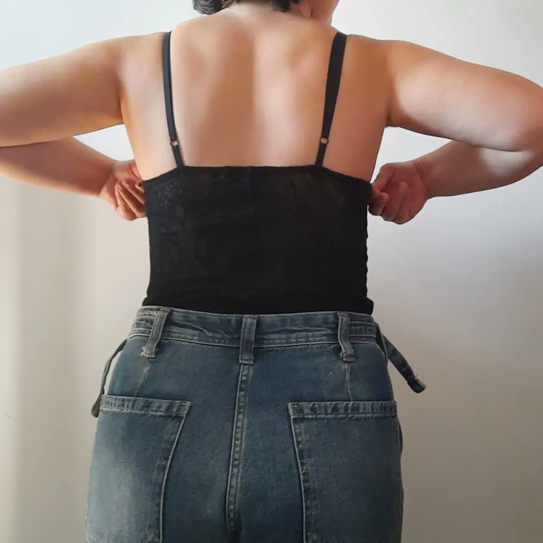 Top vintage

Esta é uma peça única com detalhes em veludo e forro no peito. É transparente no resto e é da marca stradivarius.

Tamanho: S, mas aconselho a XS.

Pvp: 8€ (+portes)