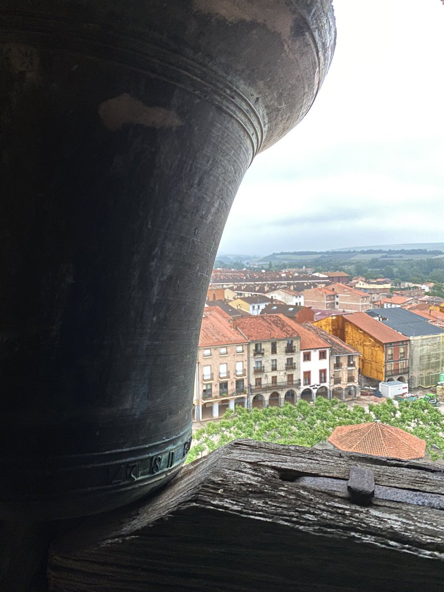 fonsifons23's tweet photo. Plaza Mayor de Belorado desde el campanario De la Iglesia de San Pedro. https://t.co/UkJ7Te3HPe