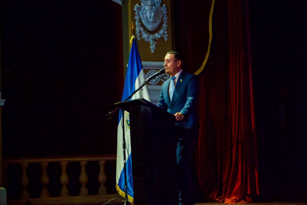 ReneDorathSV's tweet photo. El pasado viernes asistí a la presentación de candidatos a magistrados de la Corte Suprema de Justicia, un evento lleno de compromiso y dedicación hacia la justicia. 
En especial, quiero expresar mi apoyo al magistrado Alirio Carballo, cuya trayectoria y principios representan 🧵 https://t.co/JNEh30Jakp