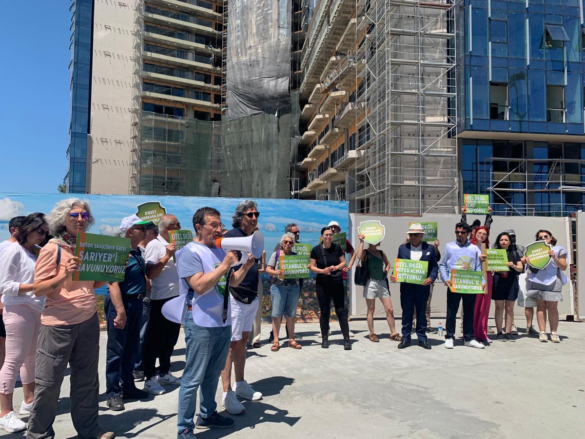 pulathasan's tweet photo. Sarıyer Belediyesi’nin yıkım kararına rağmen yapımı süren 35 yıllık tabutluğun yıkılması için basın açıklaması yaptık. 

Belgrad Ormanı’ndan koparılarak işgal edilmiş bu alanı hacıorezidansa çevirmeye kalkanlara karşı İstanbul’u savunacağız! https://t.co/PwmQtjZQjL