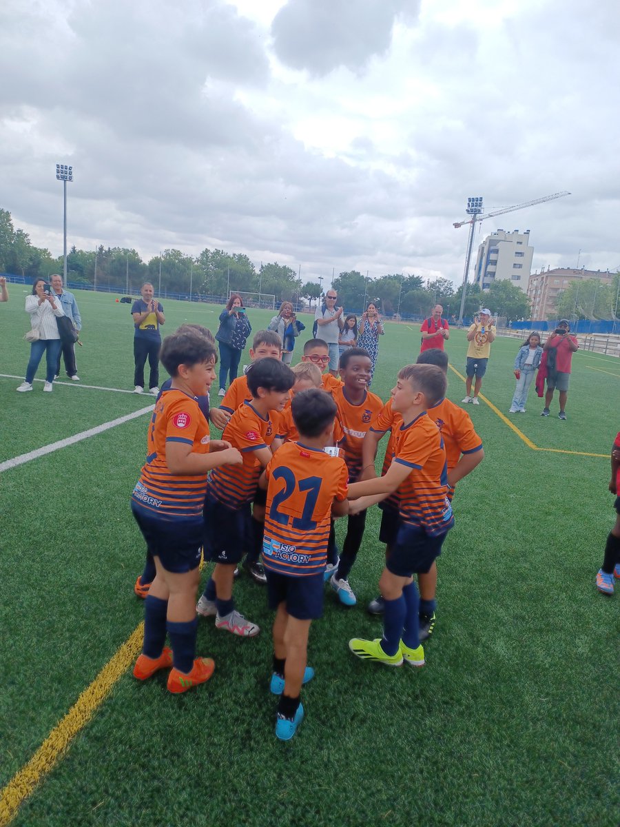 ¡Campeones de la "Benja Cup"!
Nuestro Benjamines más pequeños se marcan un "torneazo", ganando sus 5 partidos y "campeonando" con total merecimiento 👏🧡