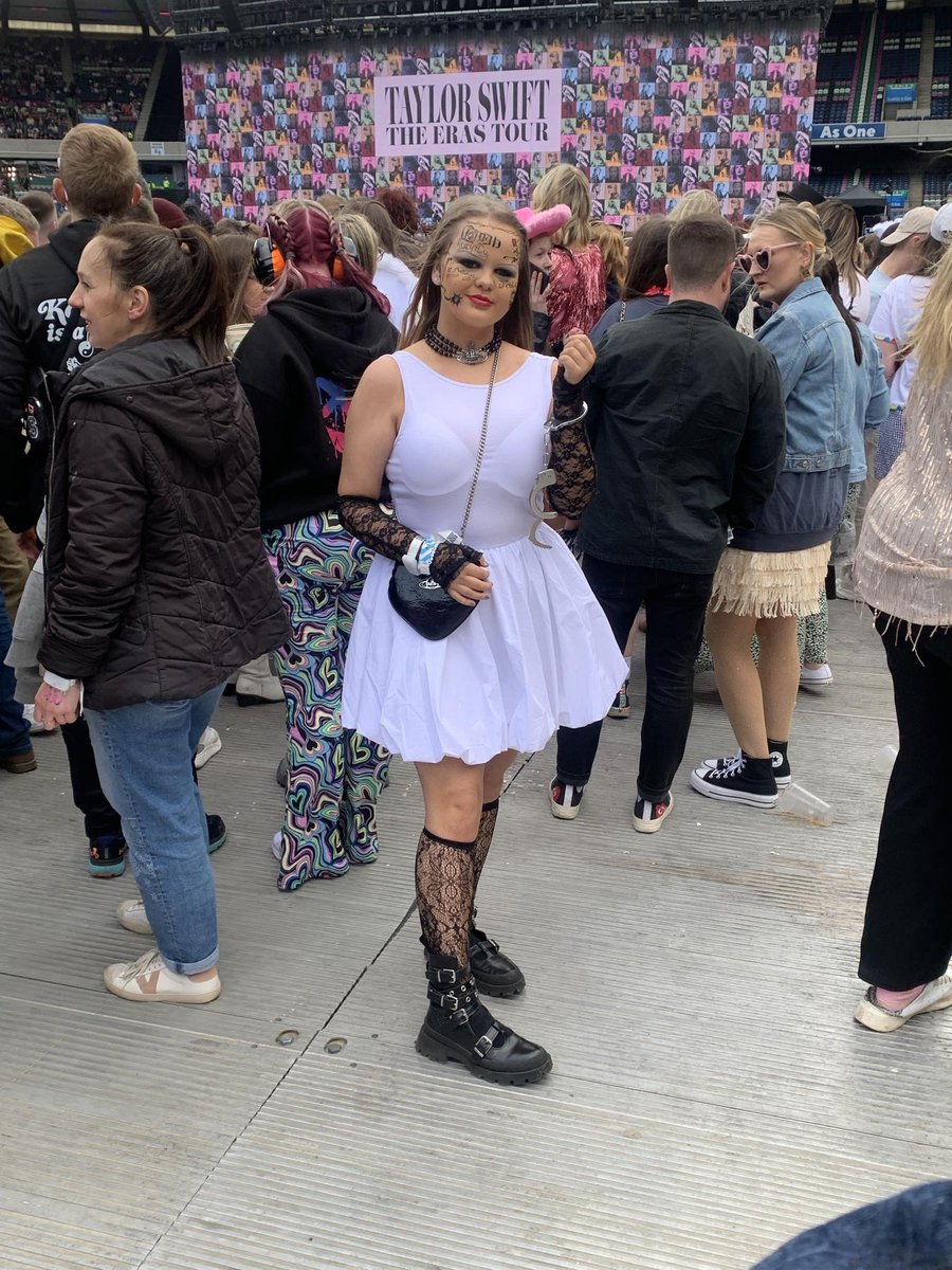zoeeglenmakeup's tweet photo. @taylornation13 fortnight (zoe’s version) 🖤 i did all of the makeup myself, i had to spend hours painting all of the tattoos backwards🤣 edinburgh night 2🪶 https://t.co/16jhfVX2AU