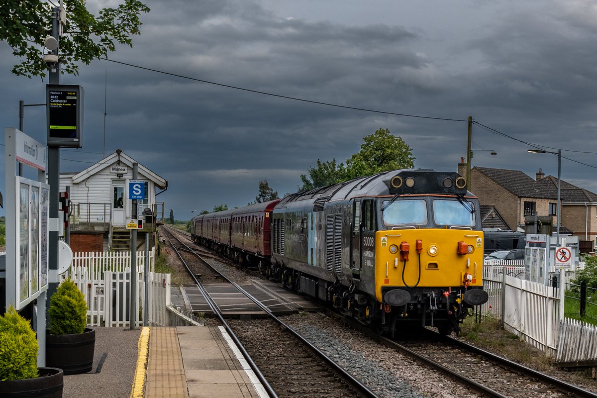chriss_photos1's tweet photo. The railtour that wasn't!!
50008 leads the LU 4TC Unit and 33012 through Manea with 5Z35  Sheringham NNR to Tyseley Steam Trust
Taken 09th June 2024
@BLSFixtures #Class50 #Thunderer #BLS #Manea https://t.co/M37pkirzgJ