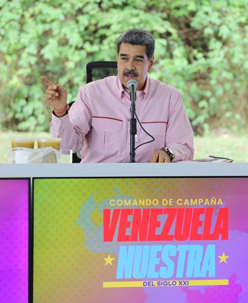 PartidoPSUV's tweet photo. "La derecha no está haciendo campaña electoral, ellos están preparando una gran guarimba, estemos claros de eso y no se lo vamos a permitir ¡Guarimba y violencia nunca más!", presidente Nicolás Maduro.

#Venezuelax10 #1x10VictoriaPerfecta https://t.co/X7JxFzMHGs